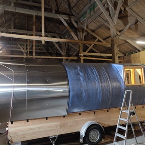 Over de isolatie komen de aluminium dakplaten.