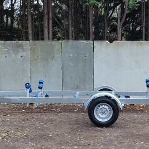 Het onderstel van de bowtop is een nieuwe Vlemmix boottrailer voor 1500kg.