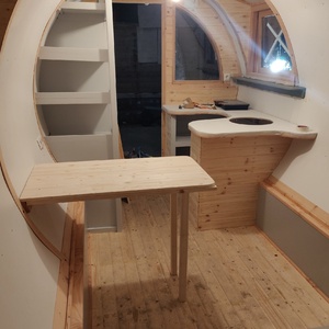 Een vaste tafel voor 2 personen is de scheiding van de keuken en woongedeelte.